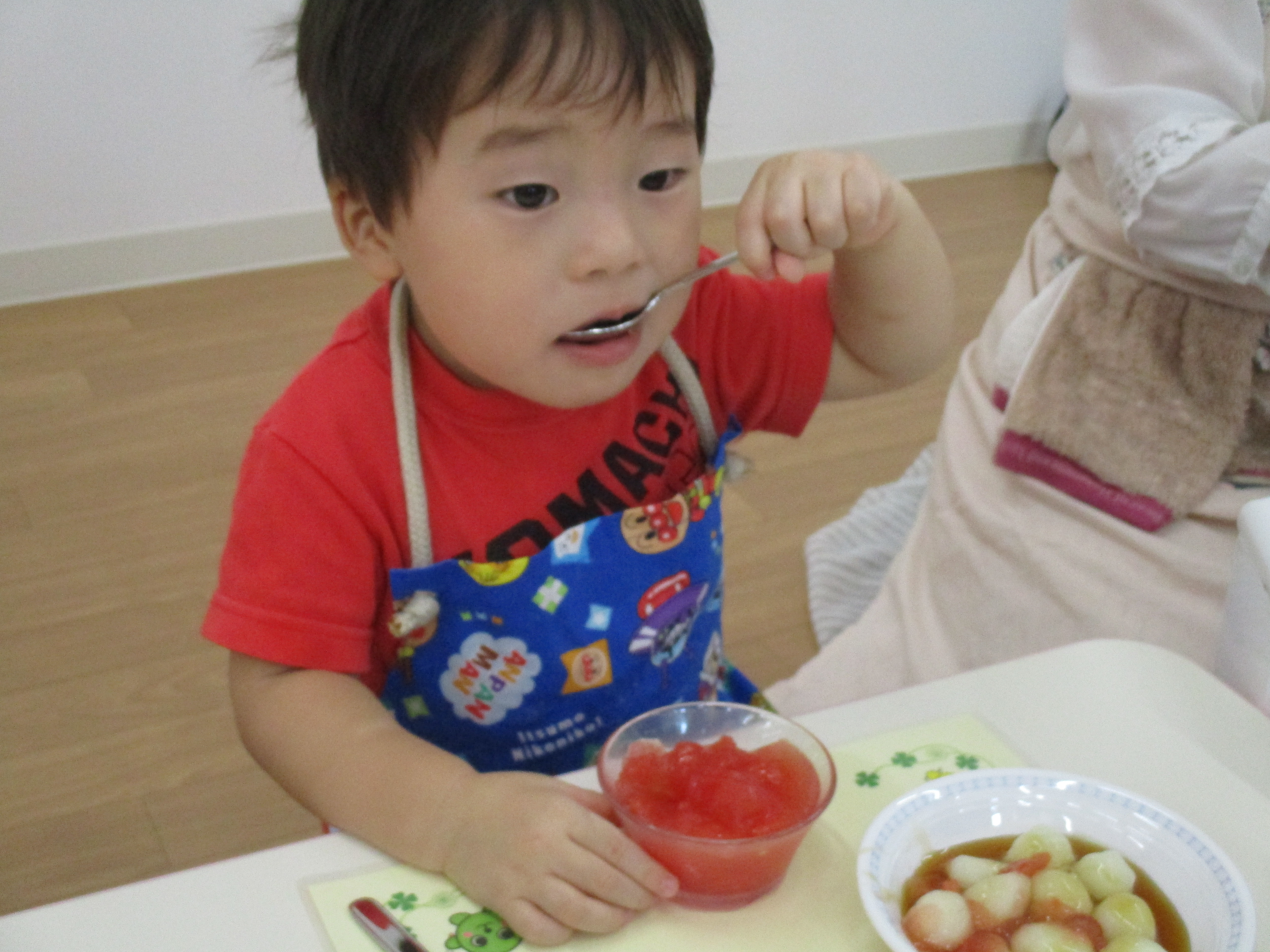 スイカゼリーを食べる様子