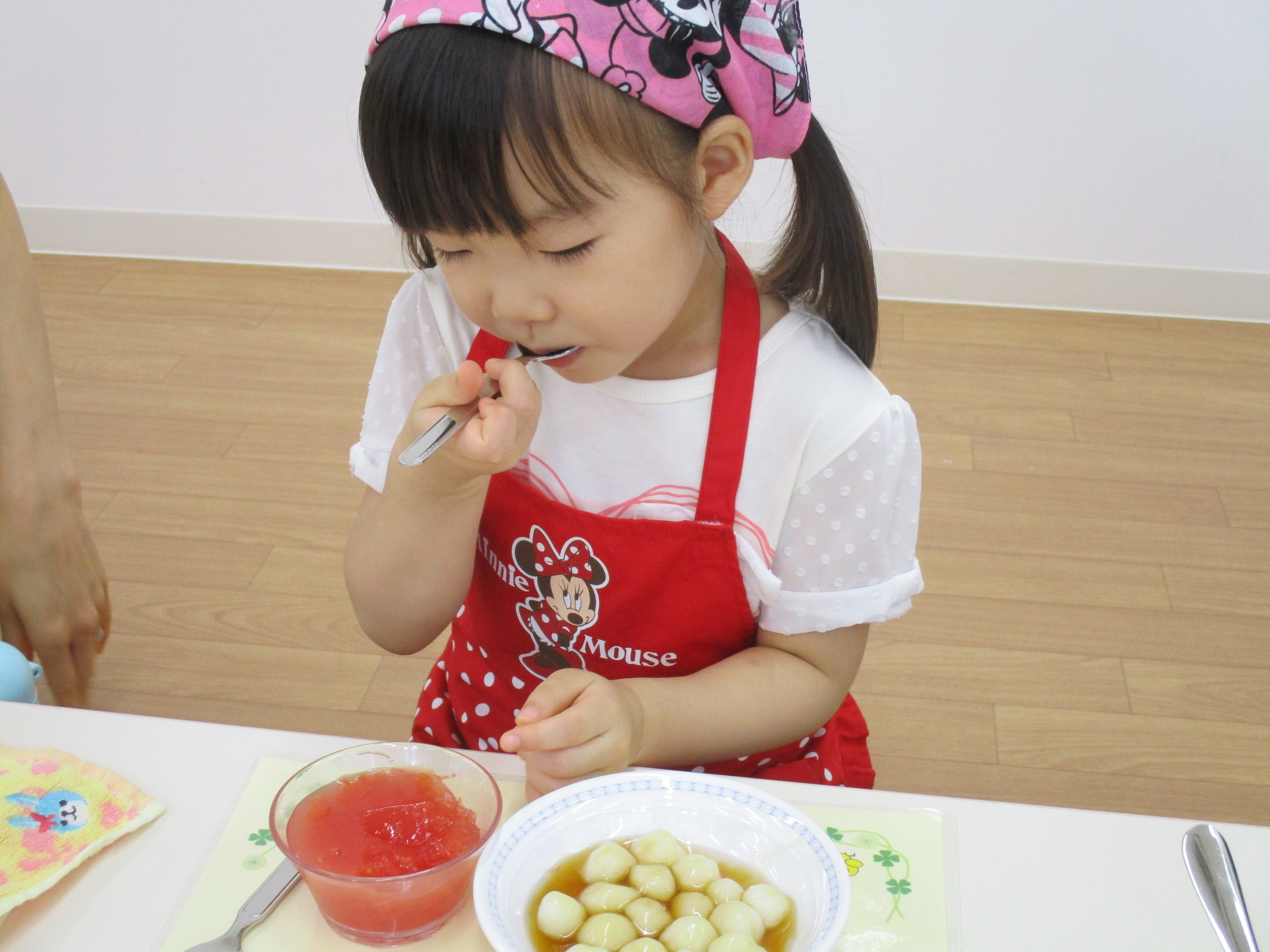 スイカゼリーを食べている様子