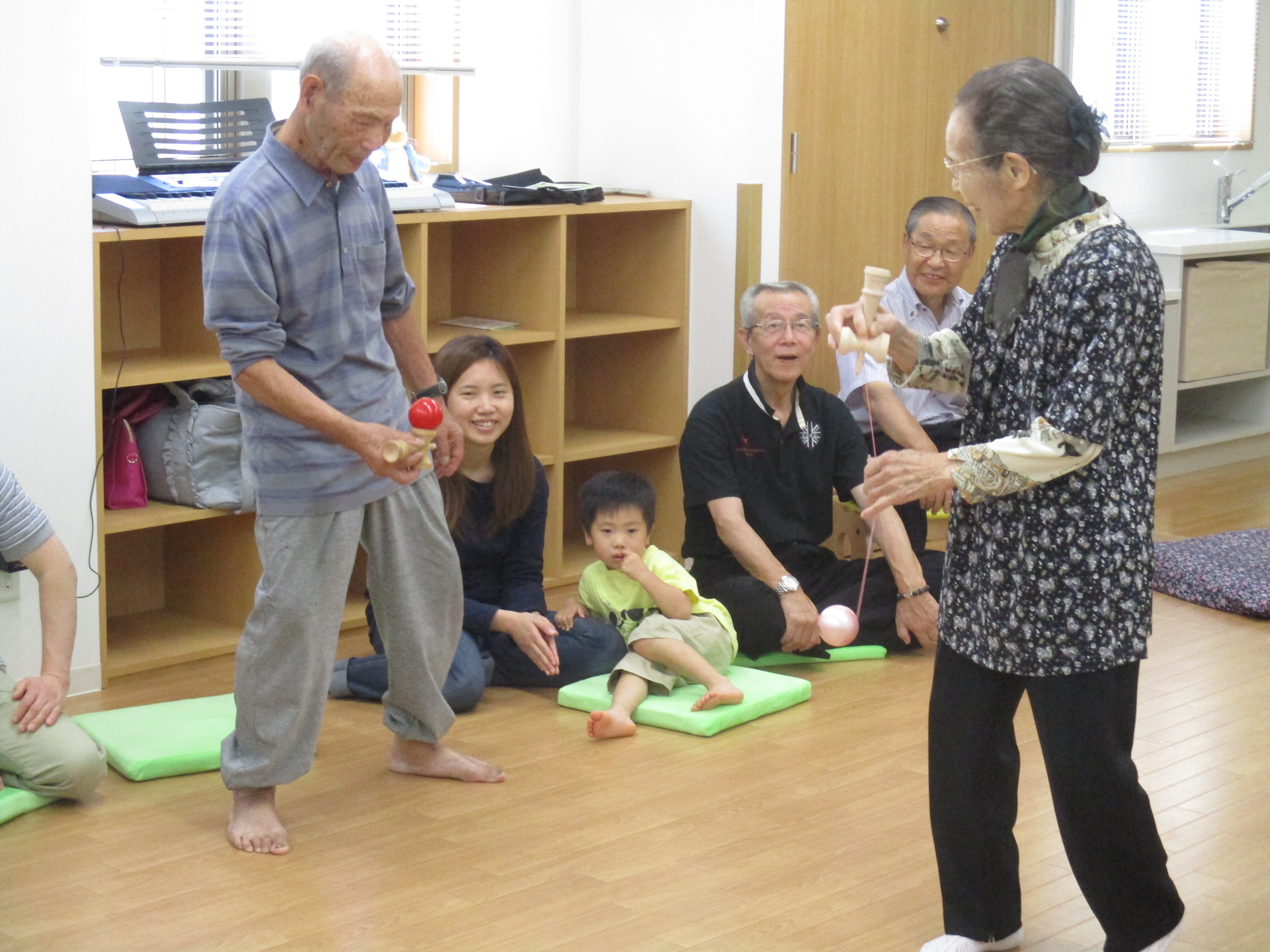 地域の方、けん玉披露！