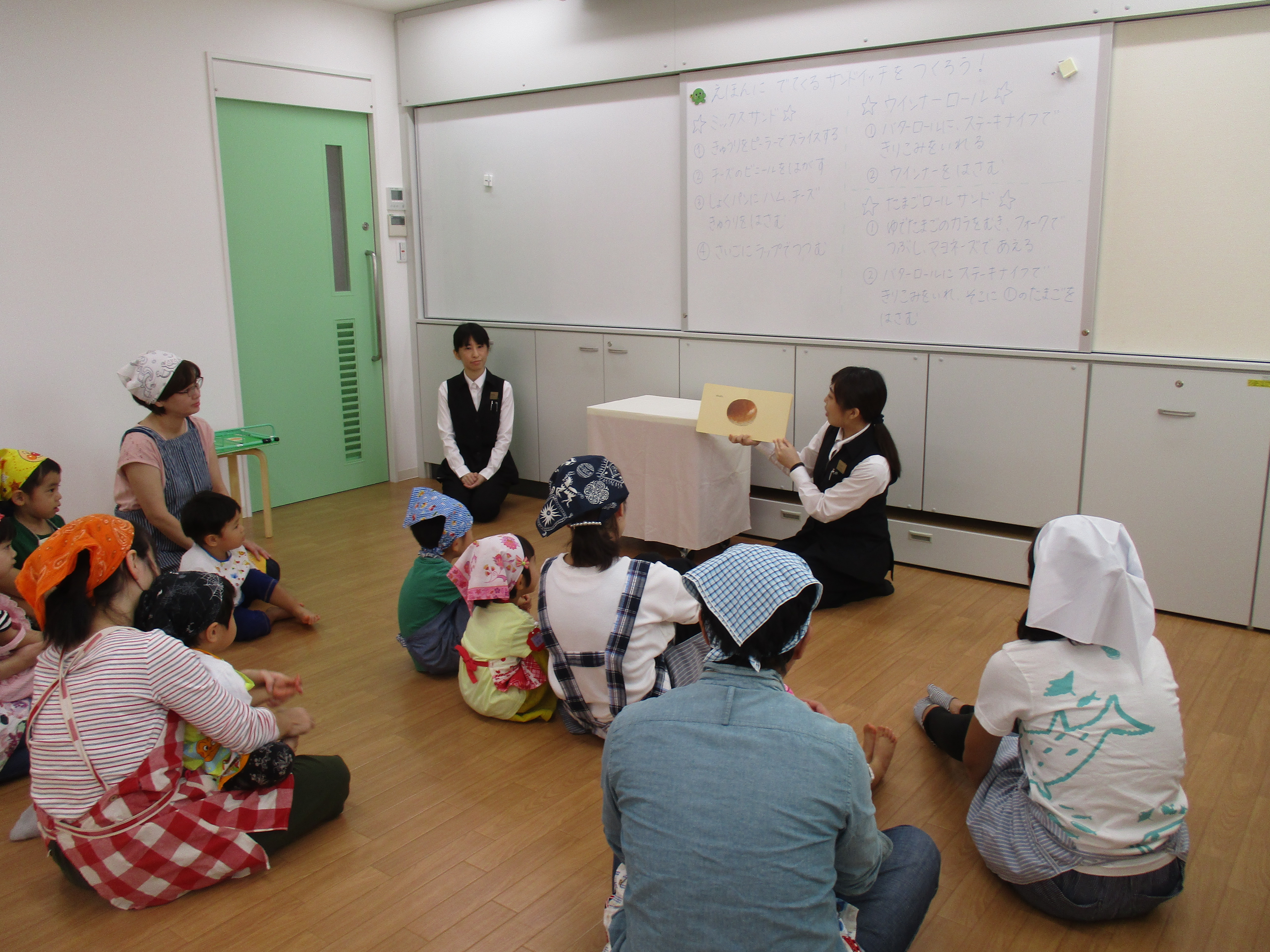 多賀城市立図書館職員による絵本の読み聞かせ