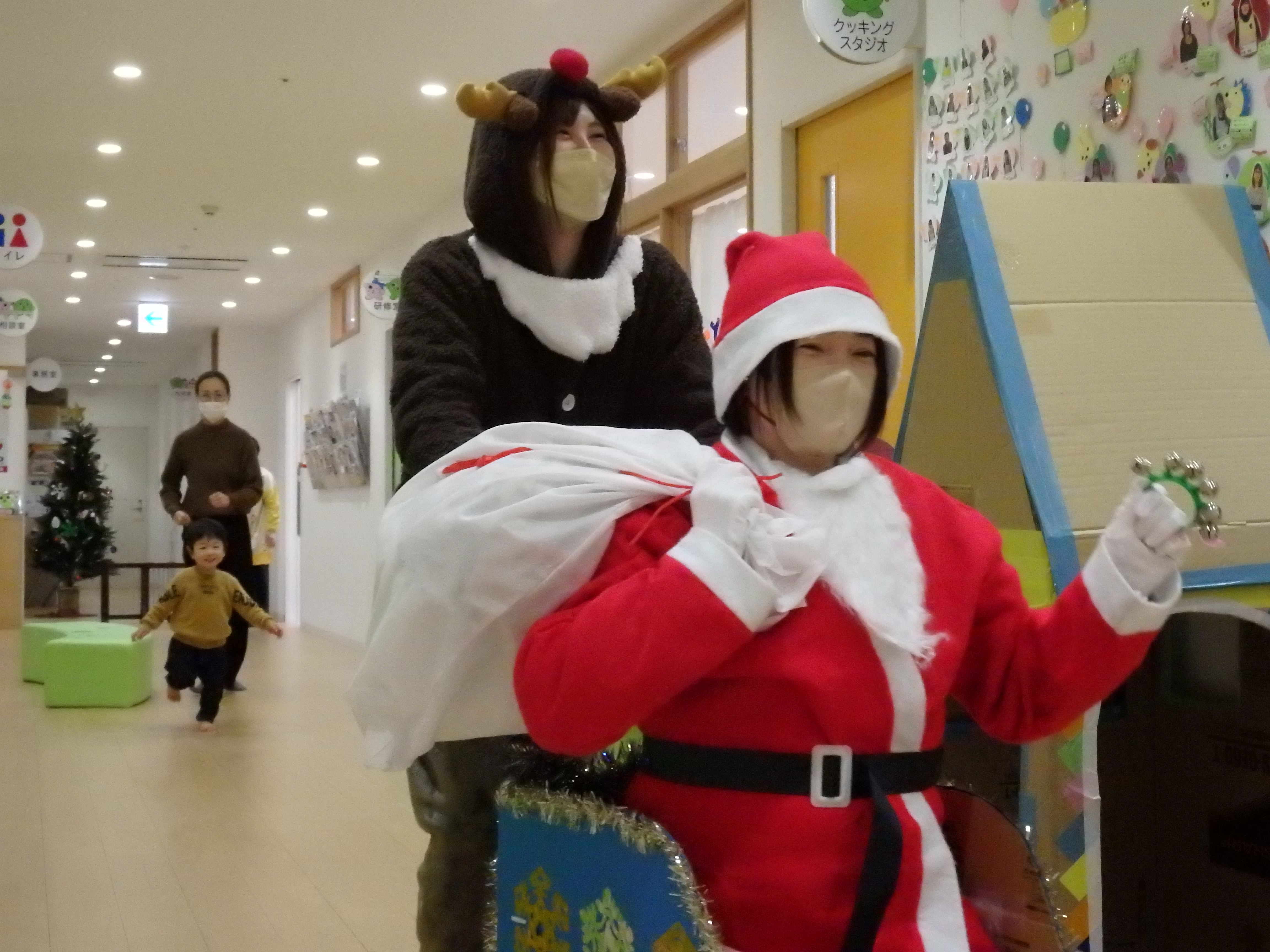 鈴の音とともに、サンタさん登場！Ho-Ho-Ho！