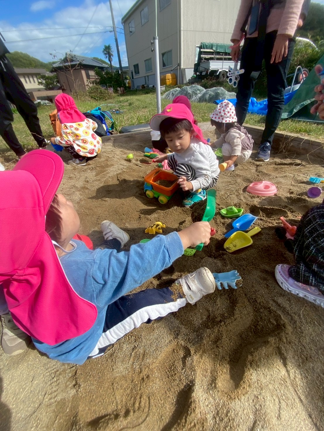 畑に出かけて砂遊び!
