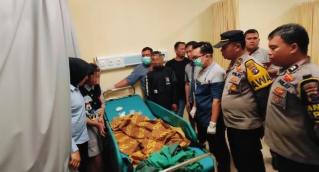 Kasus penganiayaan balita di Pasaman Barat mengguncang masyarakat. Seorang ayah tiri diduga menganiaya anak 13 bulan hingga tewas. Polisi telah menetapkan tersangka