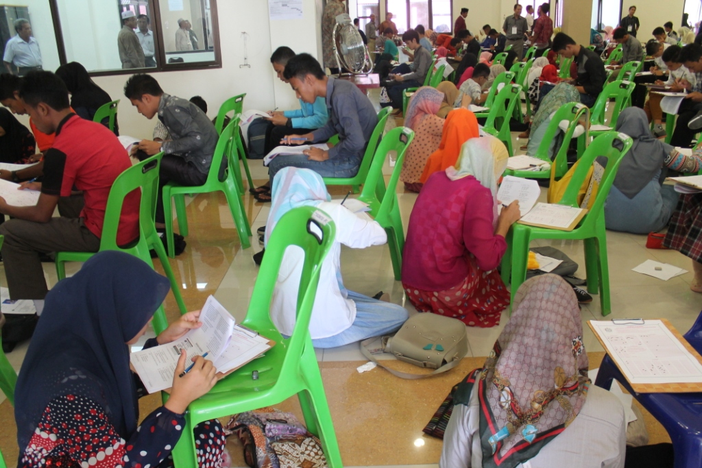 PMI dan Resimen Mahasiswa Siaga Selama Tes Berlangsung