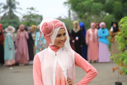 Fashion Show Tetap Meriah Meski Diguyur Hujan