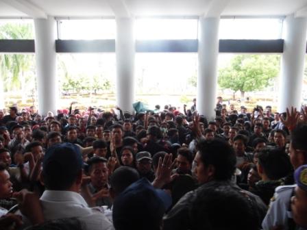 Diskors, Hendra merasa seperti dituduh sebagai pelaku kekerasan