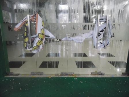 Mahasiswa Segel dan Lempar Gedung Rektorat dengan Telur