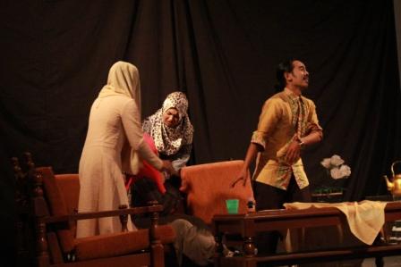 Dukun-dukunan Pukau Penonton