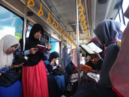 Mahasiswa Baca Alquran dalam Trans Koetaradja
