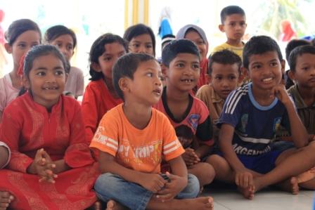 Relawan UIN Ar-Raniry Ceriakan Korban Gempa