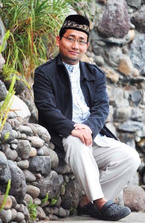 Penulis Novel Ayat-Ayat Talkshow di Aceh