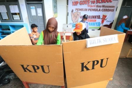 Jelang Pilkada, Penyandang Disabilitas Simulasikan Pencoblosan