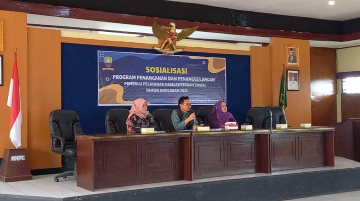 Kepala Dinas Sosial Kabupaten Sumedang membuka kegiatan Sosialisasi Program Penaggulangan dan Penaggulangan Pemerlu Pelayanan Kesejahteraan Sosial Tahun 2023 di Gedung Korpri Kabupaten Sumedang. Kamis, 23 Februari 2023.