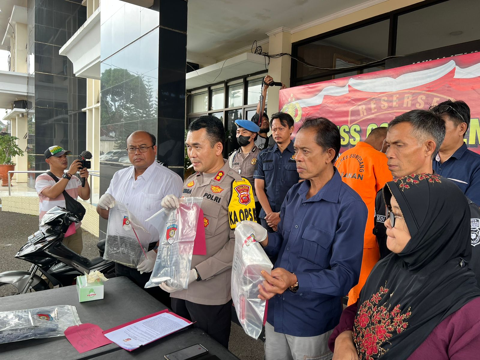 Polres Sumedang Polda Jabar menggelar Pers Release pengungkapan kasus pembunuhan yang terjadi di Kecamatan Ujungjaya Kabupaten Sumedang yang bertempat di Halaman Mapolres Sumedang. Kamis (23/02/2023).