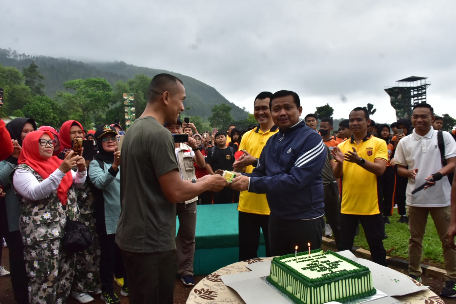 Batalyon Infanteri (Yonif) Raider 301 Prabu Kian Santang (PKS) menggelar senam sehat dan jalan santai di Lapangan Upacara Yonif Raider 301/PKS, Jum'at (24/2/2023).