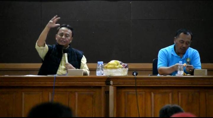 Sekretaris Daerah Kabupaten Sumedang, Herman Suryatman, saat pertemuan dengan sejumlah agen dan pangkalan LPG 3 kilogram, dari semua kecamatan di Kabupaten Sumedang di Aula Tampomas, PPS, Jumat, 24 Februari 2023