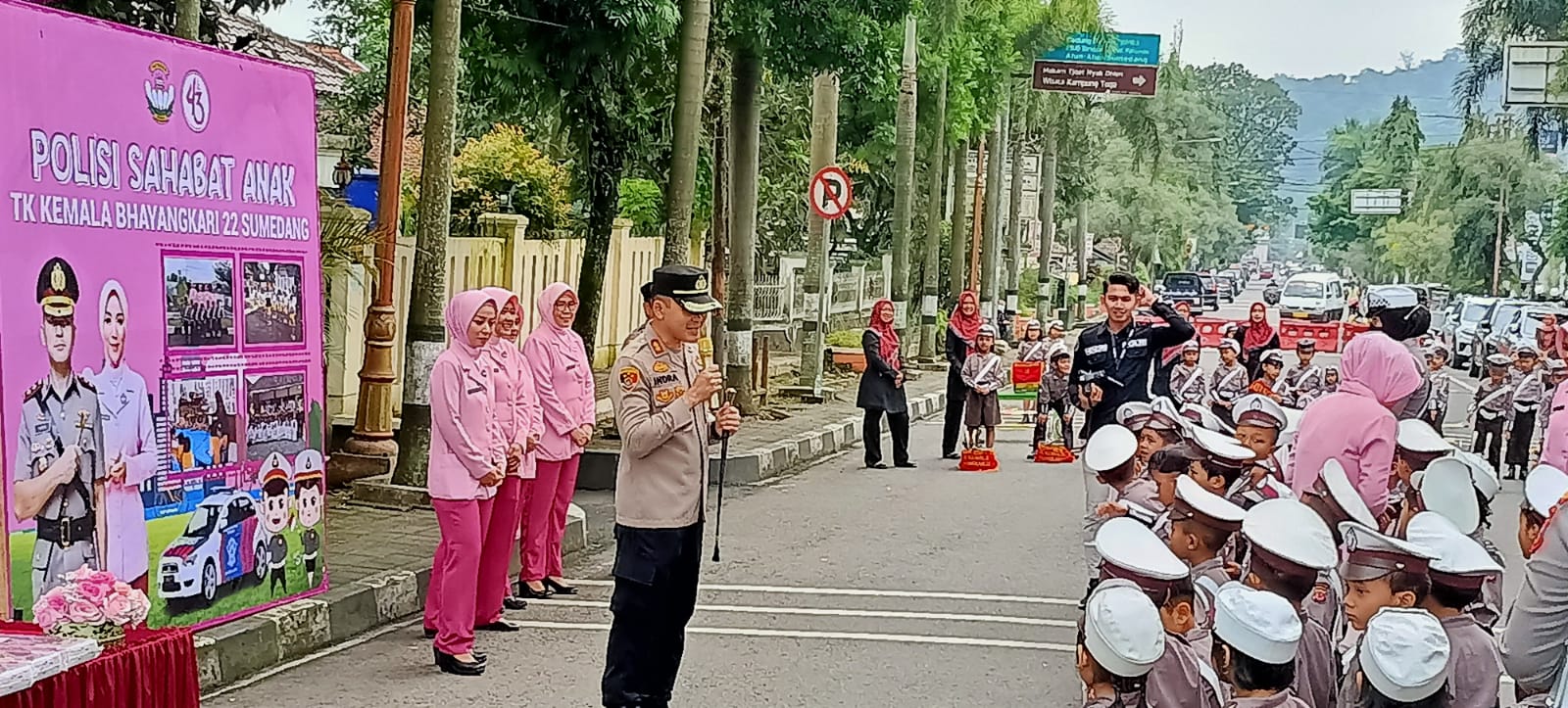 Kapolres Sumedang AKBP Indra Setiawan didampingi Ketua Bhayangkari Cabang Sumedang Halida Indra Setiawan beserta para pejabat utama Polres Sumedang menggelar kegiatan Polisi Sahabat Anak di TK Kemala Bhayangkari Sumedang. Selasa (28/02/2023)