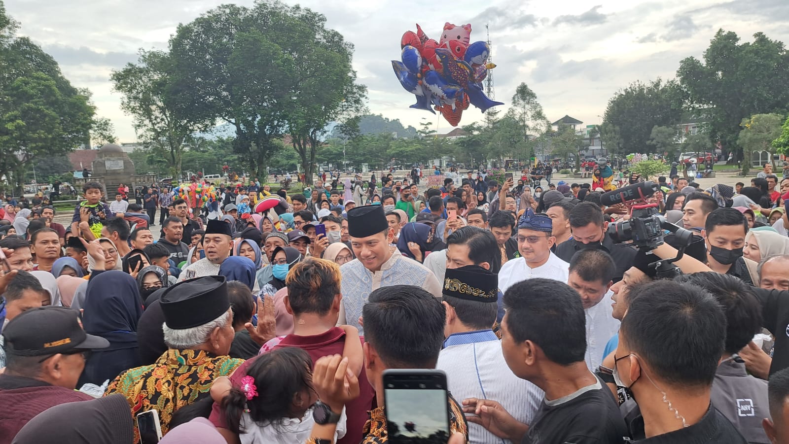 Ketua Umum DPP Partai Demokrat, Agus Harimurti Yudhoyono (AHY) melaksanakan ngabuburit bareng warga Sumedang di Alun-Alun Sumedang. Rabu (29/3/2023).