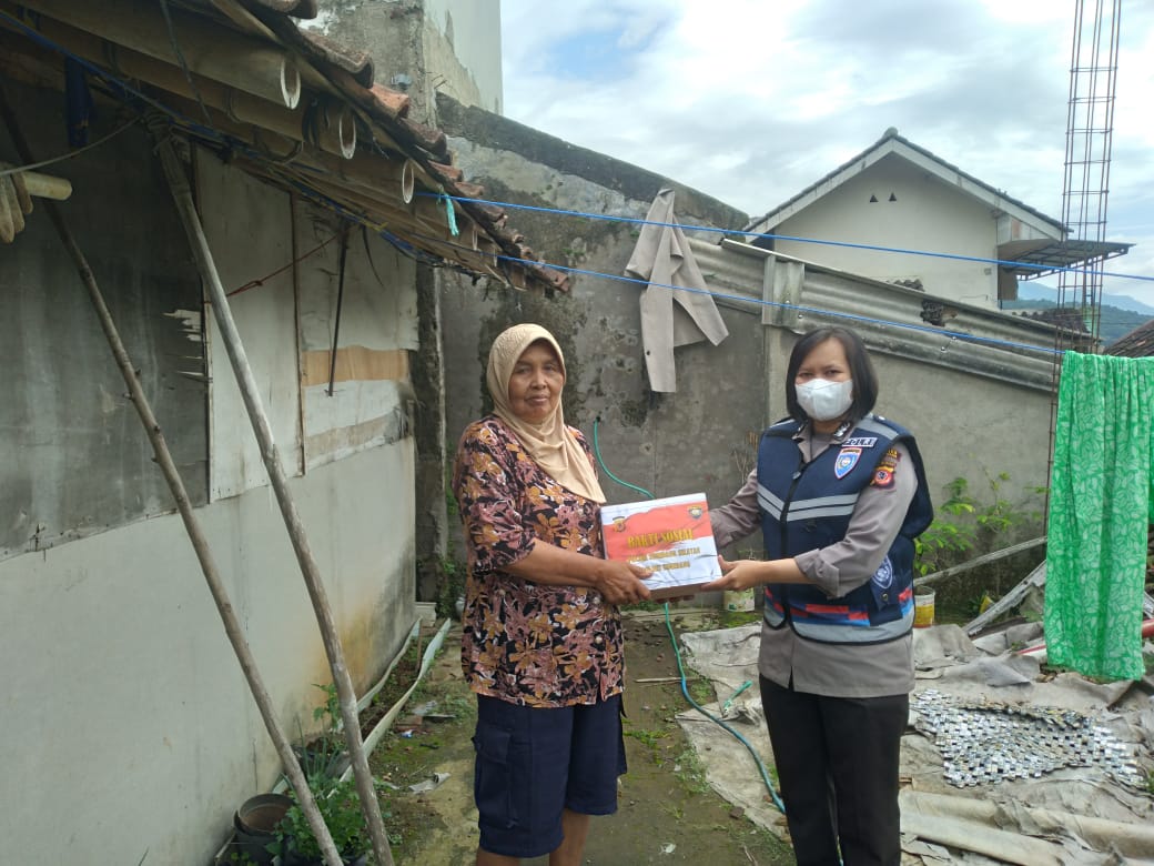 Briptu Iis Sartika yang menyambangi Nurhayati (71), seorang lansia yang merupakan warga dari Lingkungan Cilipung Kelurahan Pasanggrahan Baru Kecamatan Sumedang selatan. Rabu (01/03/2023) pagi.