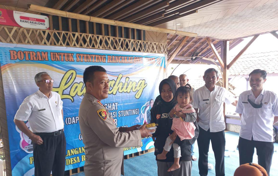 Kapolsek Rancakalong AKP Agus Permana mengadiri launching Dapur Sehat Atasi Stunting (DASHAT) di Desa Wisata Desa Rancakalong Kecamatan Rancakalong Kabupaten Sumedang. Rabu (08/03/2023).