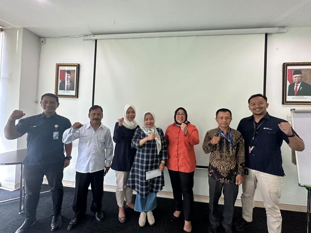 Badan Penyelenggara Jaminan Sosial Ketenagakerjaan (BP Jamsostek) Sumedang menggelar kegiatan monitoring, evaluasi serta pembinaan kepada agen Perisai di kantor BPJS Ketenagakerjaan Sumedang, Jalan Prabu Gajah Agung No.79, Karapyak, Situ Kecematan Sumedang Utara, Kabupaten Sumedang Jawa Barat 45621, Selasa (8/8).