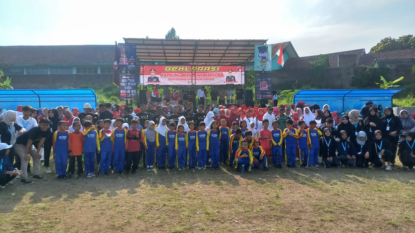 Polres Sumedang bersama Pemerintahan Desa Citimun Kecamatan Cimalaka Kabupaten Sumedang menggelar Deklarasi Kampung Bebas Narkoba. Kegiatan yang disaksikan Camat Cimalaka dipusatkan di Lapang Bola Desa Citimun Kecamatan Cimalaka. Kamis, 3 Agustus 2023.