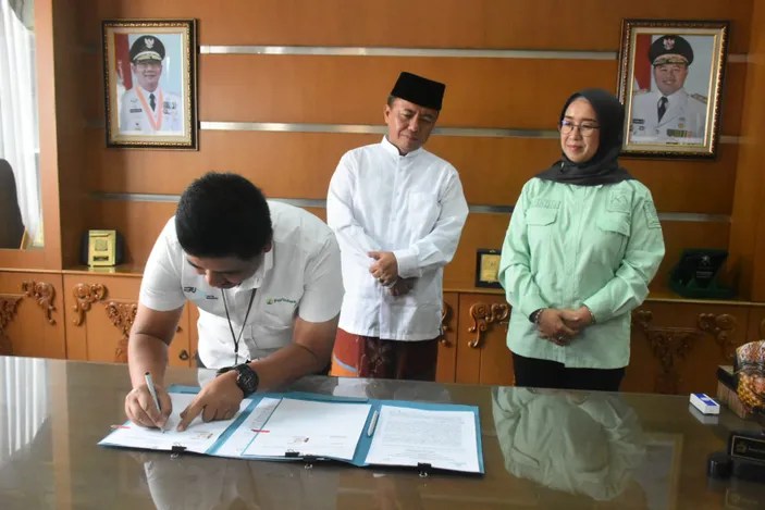 Penandatanganan perjanjian kerjasama pemanfaatan jasa lingkungan wisata alam forest walk antara Perusahaan Umum (Perum) Kehutanan Negara dengan PT. Kampung Makmur (Perseroda) di ruang kerja Pj. Bupati Sumedang. Senin, 23 Oktober 2023.