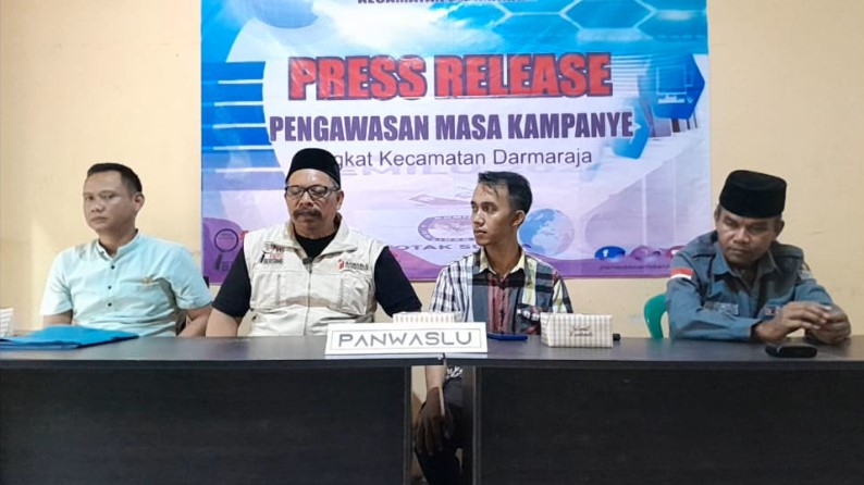 Panitia Pengawas Pemilu Kecamatan (Panwaslu) Darmaraja, saat menggelar pertemuan dengan awak media di Kantor Panwascam Darmaraja. Jumat, 1 Desember 2023.