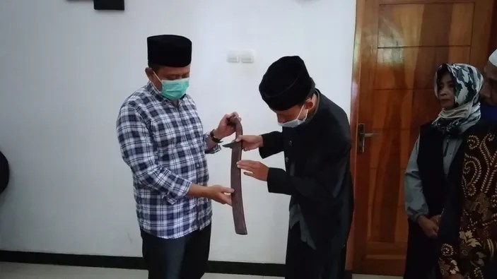 Bupati Sumedang, H. Dony Ahmad Munir mendapatkan kenang-kenangan berupa golok buatan khas Cimungkal dari Dede Rustandi selaku Kepala Desa Cimungkal, Kecamatan Wado saat kunjungan kerja. Jumat, 23 Oktober 2020.