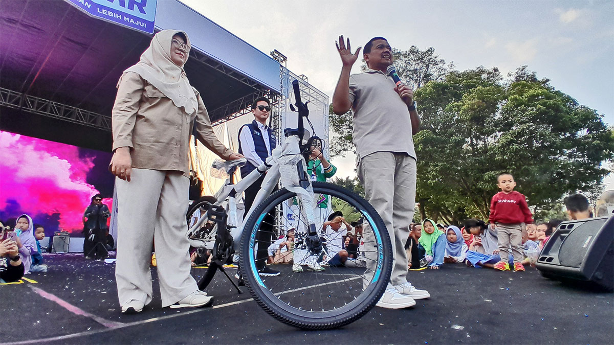 Bakal Calon Bupati Sumedang Dony Ahmad Munir saat memberikan pertanyaan dengan hadiah 1 buah sepeda pada acara Pesta Rakyat dan Syukuran Dony-Fajar di Alun-alun Sumedang. Minggu, 1 September 2024.