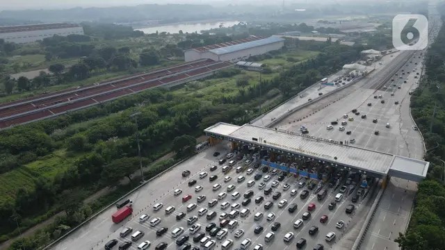 oto udara sejumlah kendaraan pemudik saat memasuki Gerbang Tol Cikampek Utama menuju arah Tol Cipali di Karawang, Jawa Barat, Sabtu (6/4/2024).