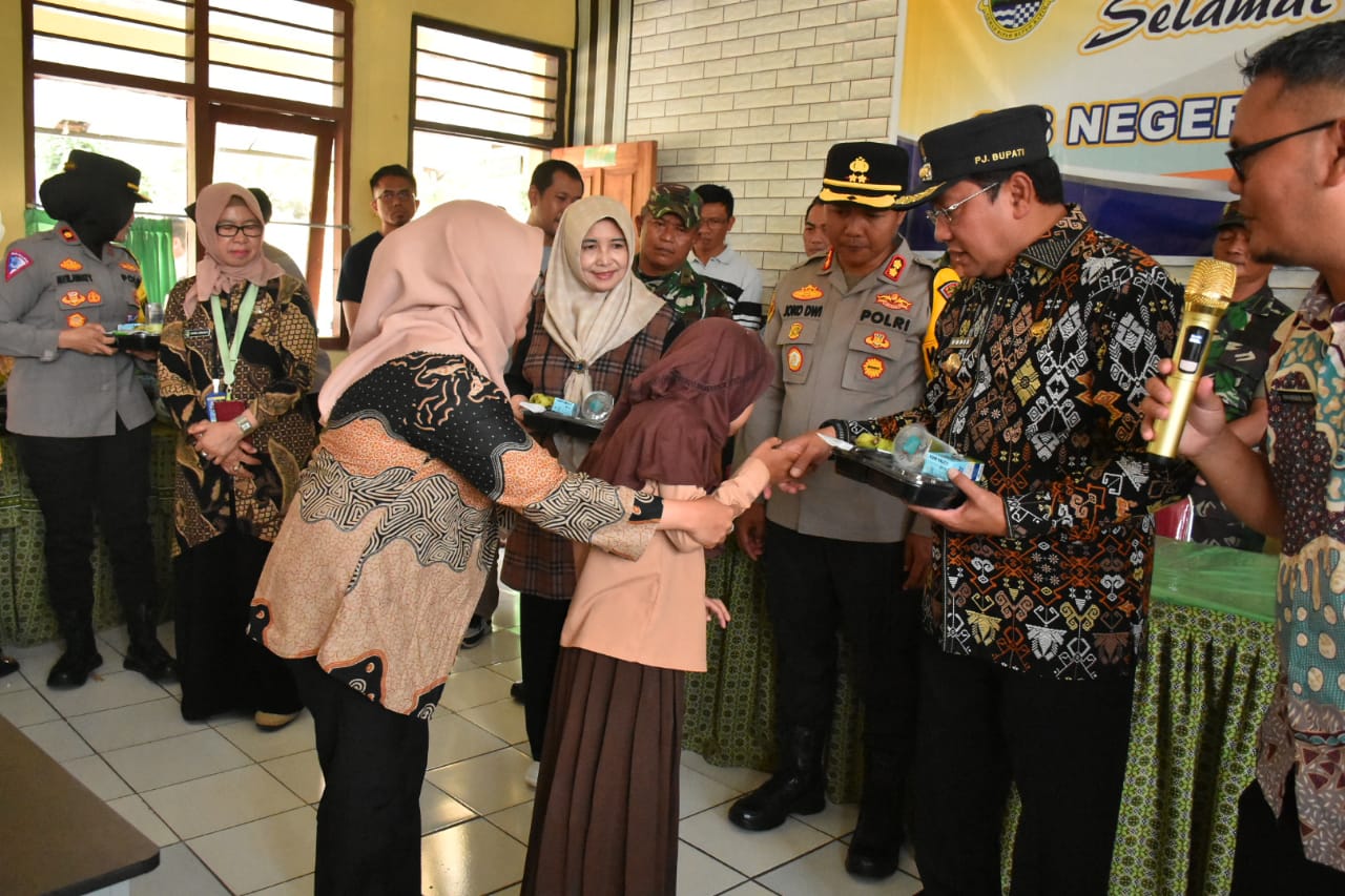 Forum Koordinasi Pimpinan Daerah (Forkopimda) Kabupaten Sumedang mengunjungi Sekolah Luar Biasa (SLB) di Cimalaka untuk mendukung pelaksanaan program makan siang bergizi bagi siswa yang dicanangkan oleh pemerintah pusat. Kunjungan ini juga sebagai bagian dari uji coba yang rencananya akan diterapkan secara lebih luas pada tahun 2025.