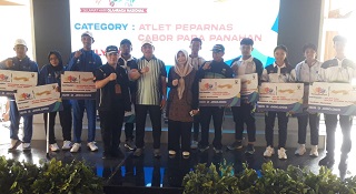 Pemerintah Kabupaten Sumedang memberikan penghargaan dalam bentuk uang kadeudeuh kepada atlet dan official yang memperkuat kontingen Jawa Barat di Pekan Olahraga Nasional (PON) XXI di Aceh dan Sumut.