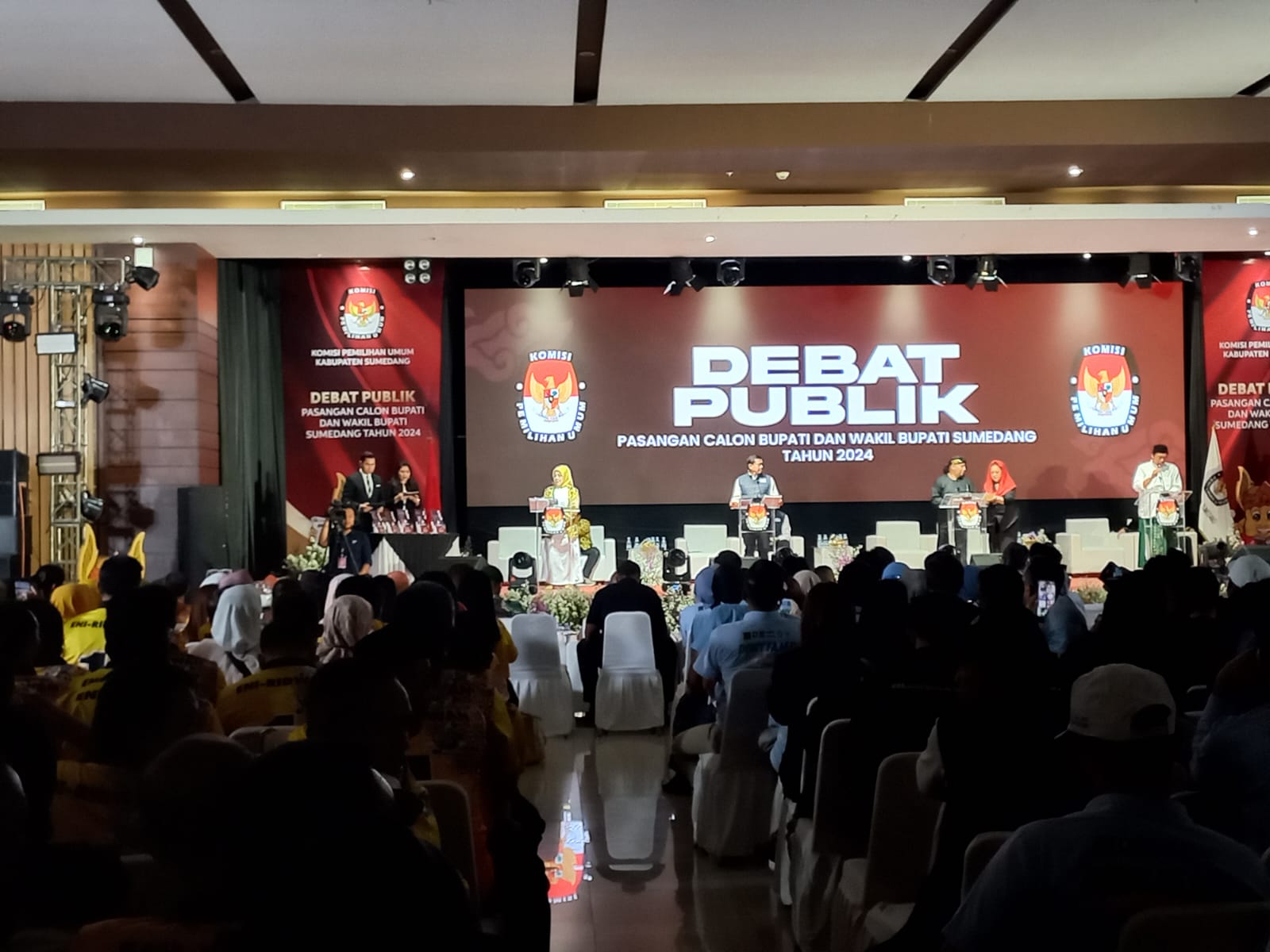 Acara debat publik calon Bupati dan Wakil Bupati Sumedang Tahun 2024 berlangsung meriah di Graha Plaza Asia, Sumedang, yang dihadiri oleh empat pasangan calon. Debat ini diselenggarakan oleh Komisi Pemilihan Umum (KPU) Kabupaten Sumedang sebagai bagian dari tahapan Pilkada Sumedang.