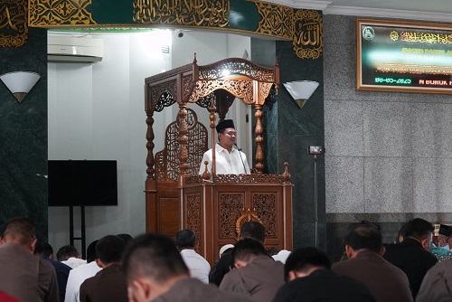 Bupati Sumedang, H. Dony Ahmad Munir, menjadi narasumber sekaligus penceramah dalam kajian Kamisan di Masjid Baitul Adli, Kejaksaan Agung (Kejagung), Kamis (8/5). Kehadiran Bupati Dony dalam agenda rutin tersebut merupakan undangan dari Jaksa Agung Muda Pidana Umum, Asep N. Mulyana.
