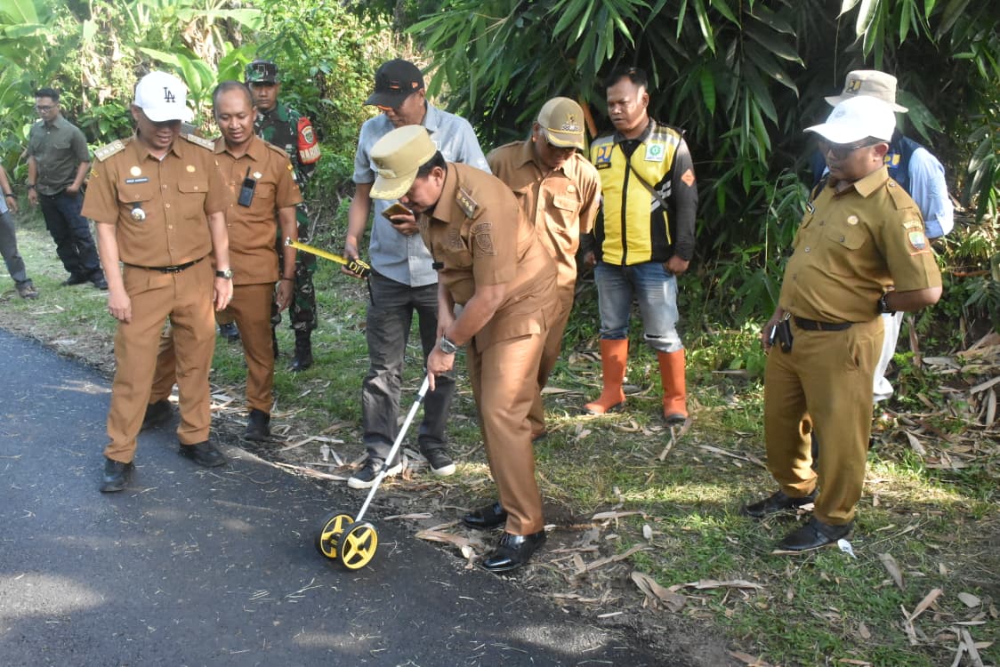 Bupati Sumedang Dony Ahmad Munir meninjau langsung hasil peningkatan ruas jalan Pasirhuni–Jingkang dan Jingkang–Cisumur di Kecamatan Tanjungmedar, Selasa (7/10/2025). Kedua ruas jalan tersebut kini sudah diaspal dan mulus, menjadi akses penting yang menghubungkan wilayah Tanjungmedar dengan Kecamatan Surian.