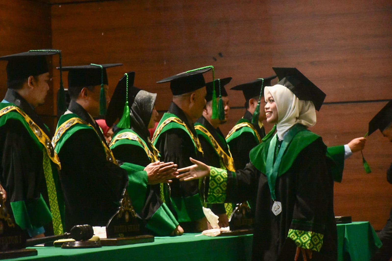 Sebanyak 1.296 wisudawan Universitas Sebelas April (UNSAP) dan Sekolah Tinggi Agama Islam (STAI) Sebelas April Sumedang mengikuti Wisuda ke-43 yang digelar di Graha Asia Plaza Sumedang.