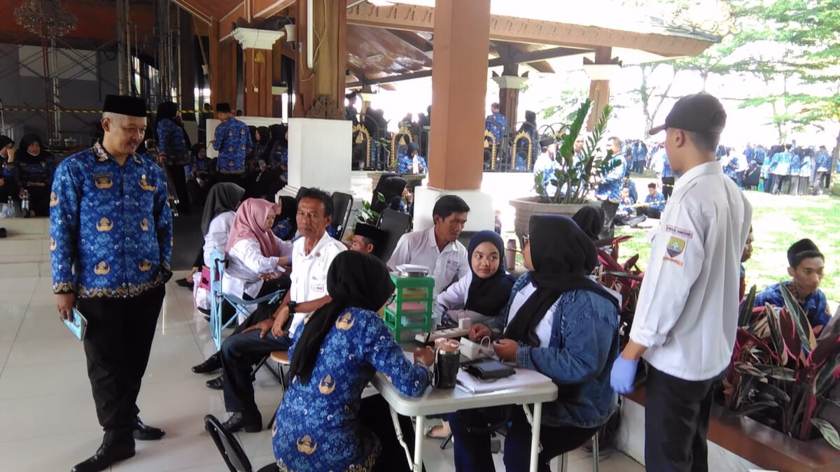 Di tengah rangkaian Upacara Peringatan Hari KORPRI ke-54 yang berlangsung di Lapangan Upacara IPP Kabupaten Sumedang, Senin (01/11), Pemerintah Daerah Kabupaten Sumedang turut menyerahkan Surat Keputusan (SK) Pegawai Pemerintah dengan Perjanjian Kerja (PPPK) Paruh Waktu Formasi 2025. Kegiatan besar ini juga melibatkan berbagai unsur pendukung, termasuk Palang Merah Indonesia (PMI) Kabupaten Sumedang yang berperan aktif dalam memberikan layanan kesehatan.