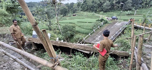 Pemerintah Daerah Kabupaten Sumedang memastikan perbaikan Jembatan Cibayawak di Desa Cinangsi, Kecamatan Cisitu, yang mengalami kerusakan parah akibat pergerakan tanah, akan mulai dilaksanakan pada Maret 2026 dengan anggaran sebesar Rp5,1 miliar.