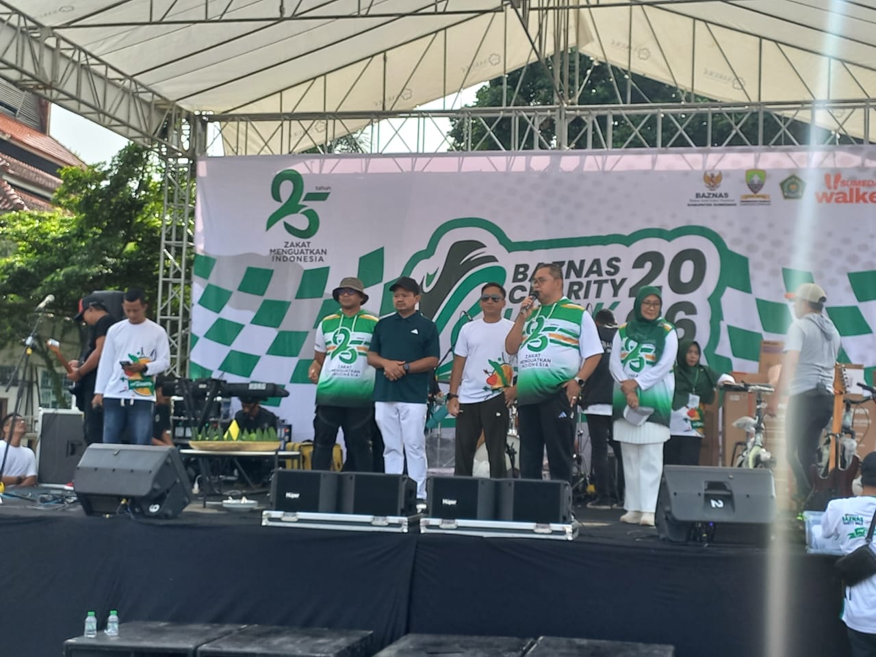 Ribuan peserta tumpah ruah mengikuti kegiatan Baznas Charity Walk For Sumatera 2026 yang digelar di Lapangan Islamic Center Sumedang, Sabtu (17/01/2026). Kegiatan gerak jalan sehat ini berlangsung meriah dan penuh semangat kebersamaan sebagai bagian dari peringatan Hari Ulang Tahun (HUT) Baznas ke-25.