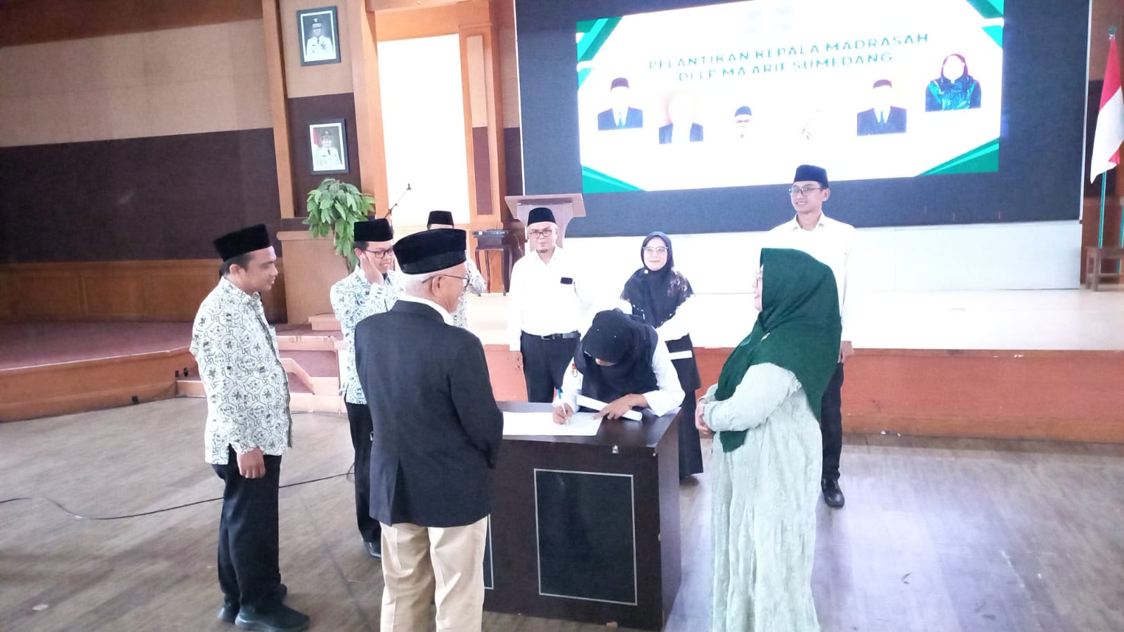 Usai dilantik, kepala madrasah LP Ma’arif NU Kabupaten Sumedang langsung menandatangani berita acara pelantikan yang disaksikan Ketua LP Ma’arif PWNU Jawa Barat Dr. Hj. Ifa Faizah Rohmah serta Kasi Pendidikan Madrasah Kemenag Kabupaten Sumedang Dr. Dadan Rahadian.