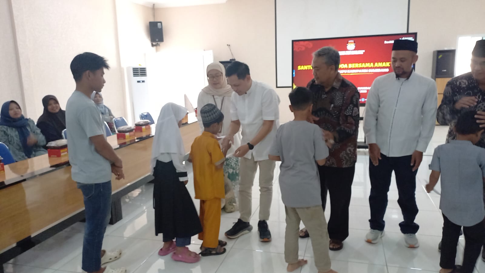 Komisi Pemilihan Umum (KPU) Kabupaten Sumedang menggelar kegiatan santunan anak yatim yang dirangkaikan dengan doa bersama bersama jajaran komisioner dan pegawai KPU Kabupaten Sumedang. Kegiatan tersebut berlangsung di Aula KPU Kabupaten Sumedang, Jumat (06/02/2026).