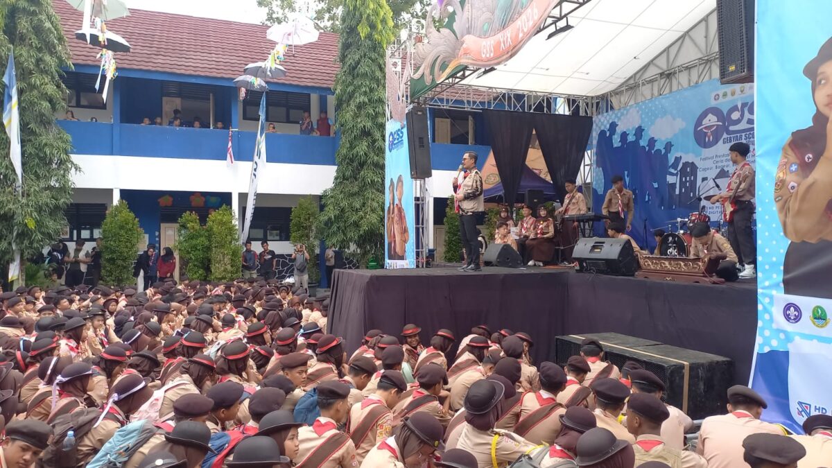 Sekitar 2 ribu peserta dari berbagai kabupaten/kota hingga luar provinsi memadati Kampus SMP Negeri 1 Sumedang dalam kegiatan Gebyar Scout Spensa (GSS) XIX Tahun 2026 Tingkat Nasional, Minggu (08/02/2026).