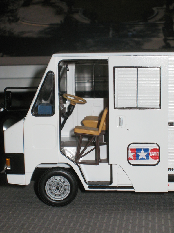 Tamiya 1/24 Toyota Hiace Quick Delivery Tamiya version | Tomohiko