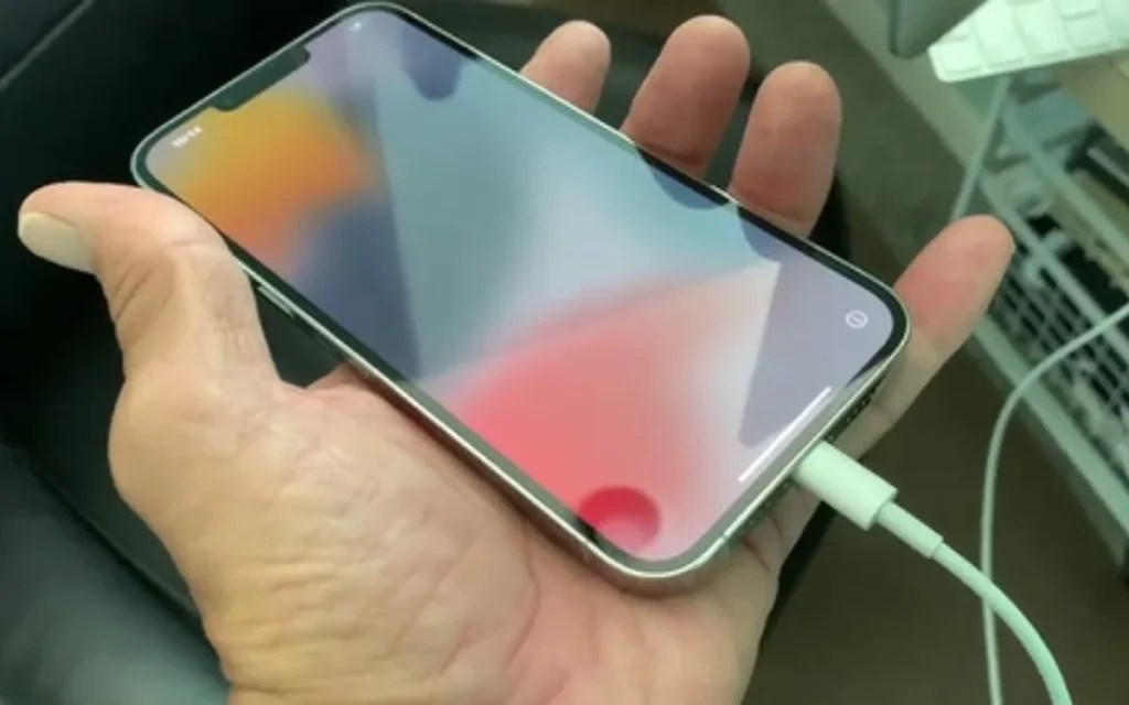 AppleはiPhoneの充電についてユーザーに警告を発し、95ルールに従うよう呼びかけた