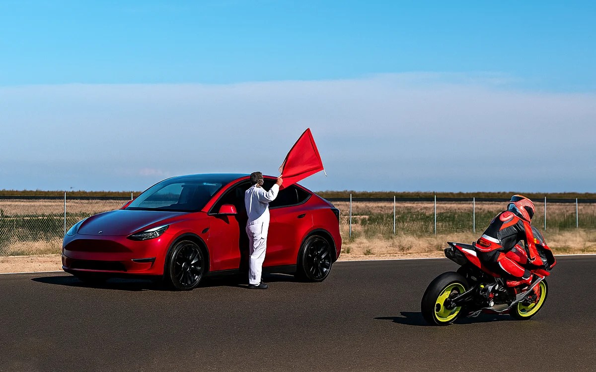 Tesla Driver's Wild Wrong-Way Track Invasion Leaves Commentator Speechless (2026)