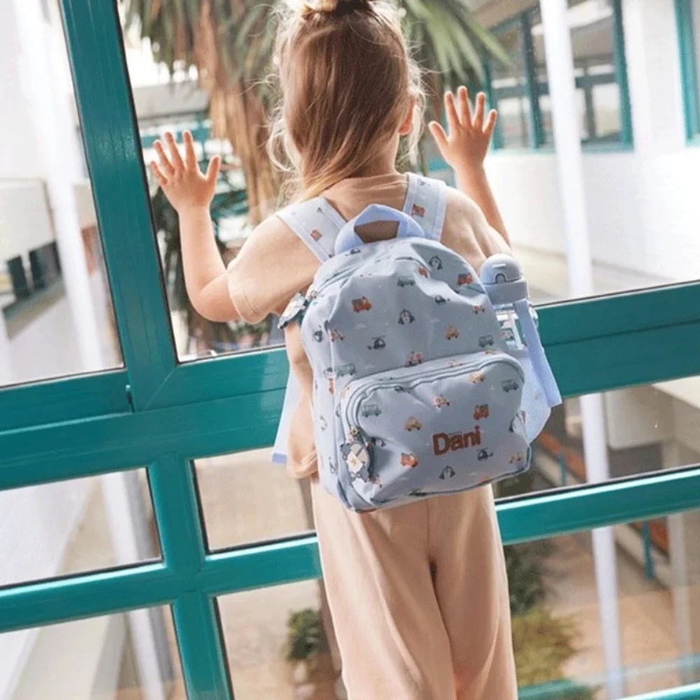 Παιδάκι με τσάντα στην πλάτη, έτοιμο να πάει σχολείο