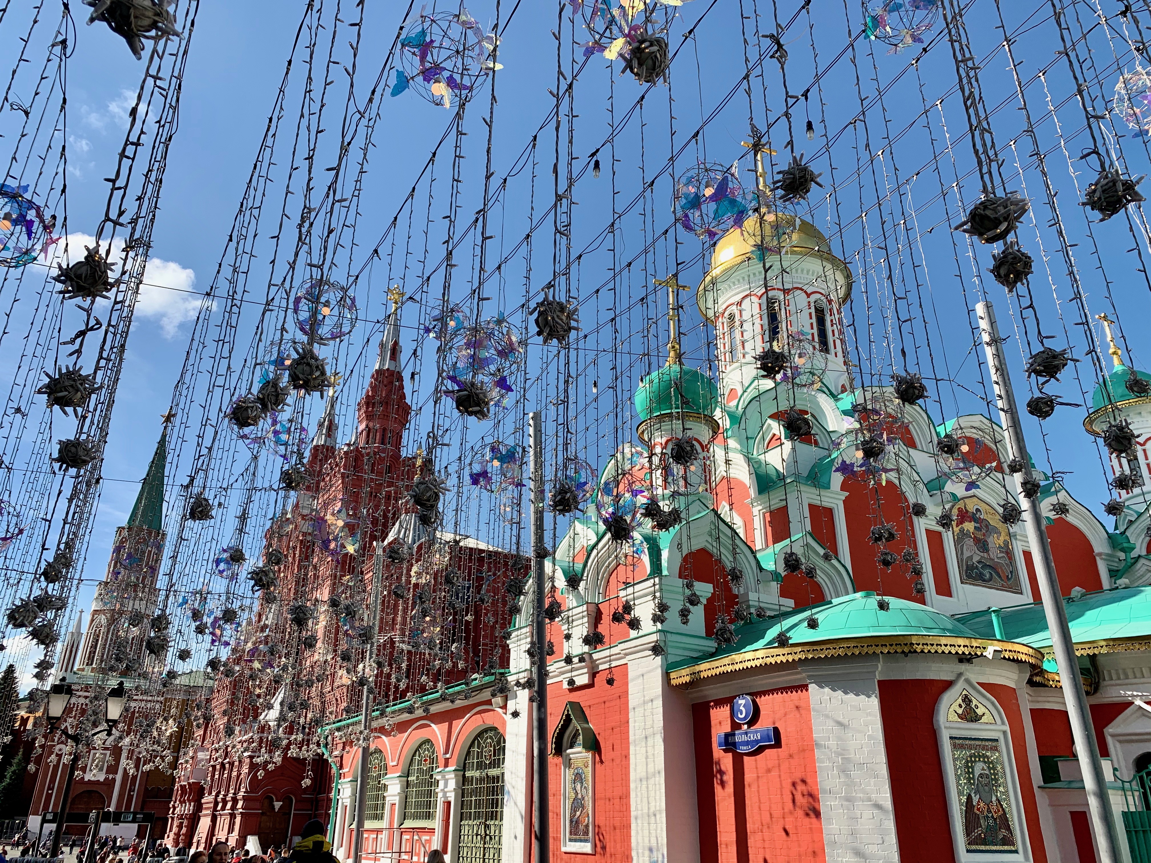 Moskau Kasaner Kathedrale mit Lichterketten
