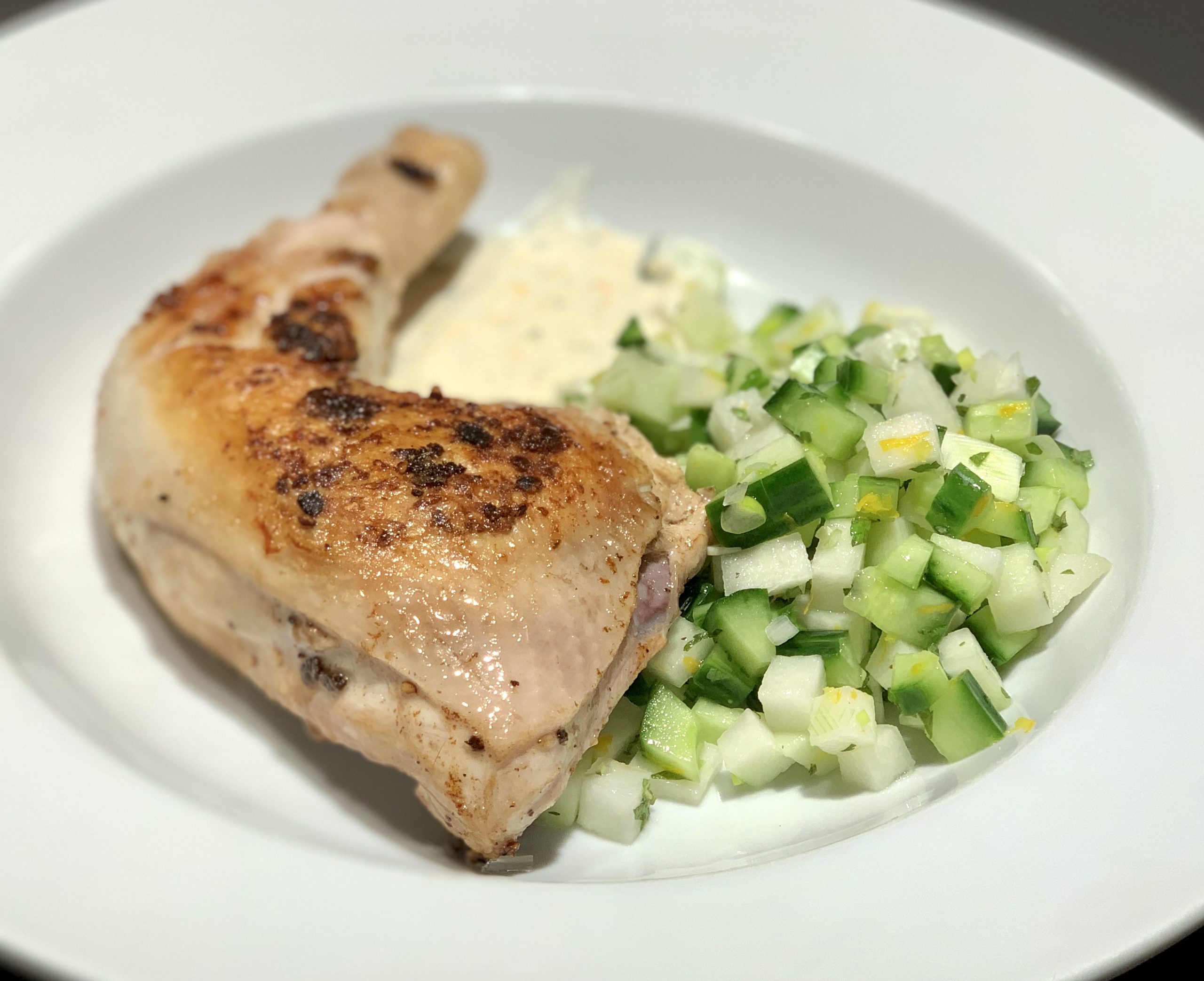 Hähnchenkeule mit Gurken-Kohlrabi-Salat