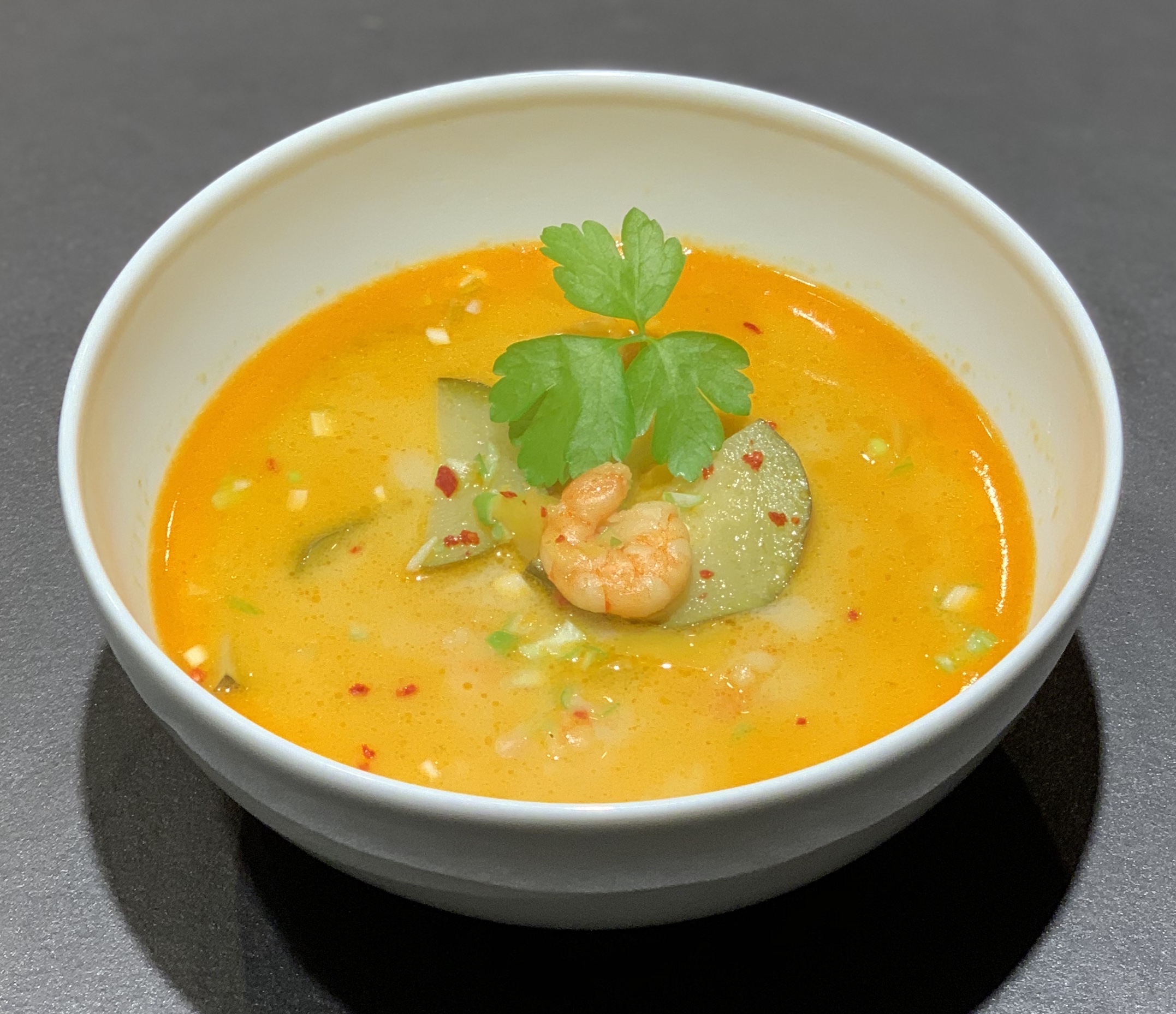 Zucchini-Paprika-Cremesuppe mit Scampis